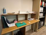 un bureau avec une étagère et une bibliothèque dans un coin