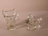 deux vases en verre posés l'un à côté de l'autre sur une table