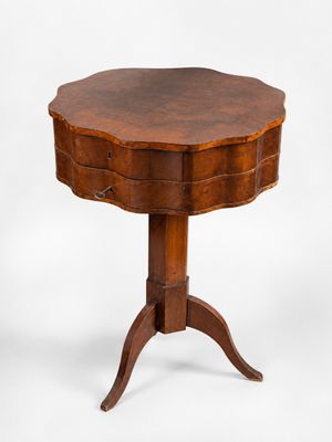 une table ancienne en bois surmontée d'un tiroir