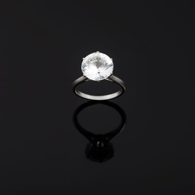 une bague en diamant blanc sur un fond noir
