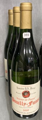 quatre bouteilles de vin sont alignées sur une table