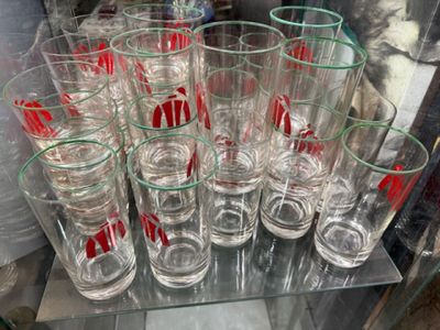 beaucoup de verres posés sur une étagère en verre