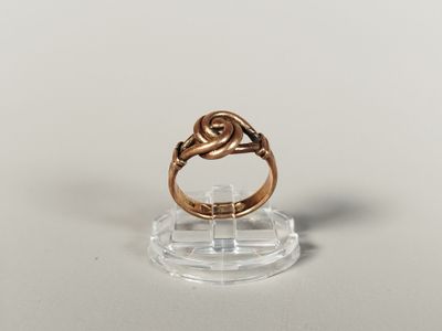 a close up of a ring with a knot on top of it