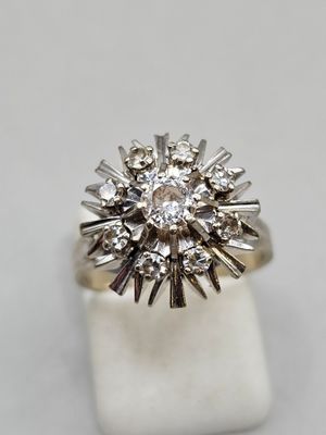 gros plan d'une bague en diamant sur une surface blanche
