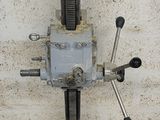 une machine posée sur une table