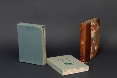 deux livres sont posés l'un à côté de l'autre sur une table