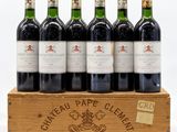 six bouteilles de Château Pape Clément dans une caisse en bois