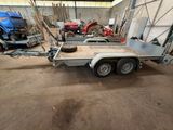 une photo d'une remorque dans un garage