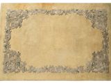 une image représentant un tapis beige orné d'une bordure de fleurs et de feuilles