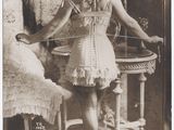 une vieille photo d'une femme portant une robe-corset