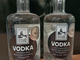 deux bouteilles de vodka posées sur une table en bois