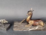 statue en bronze représentant un cerf et une chèvre, posée sur un socle en marbre