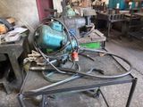une image représentant une table sur laquelle sont posés de nombreux outils
