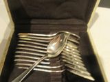 une boîte contenant un ensemble de cuillères et de fourchettes