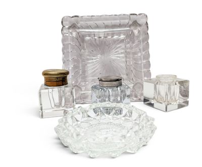 [VERRERIE] Réunion de 5 pièces en verre moulé pressé compren…