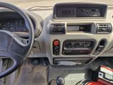 le tableau de bord d'un camion, avec son volant et ses commandes