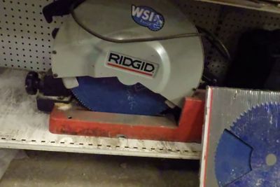 une photo d'une scie circulaire posée sur une étagère dans un magasin