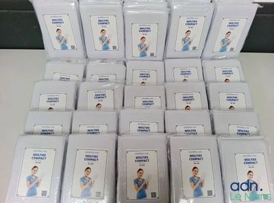 plusieurs paquets de préservatifs posés sur une table