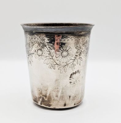 une coupe en argent posée sur une table