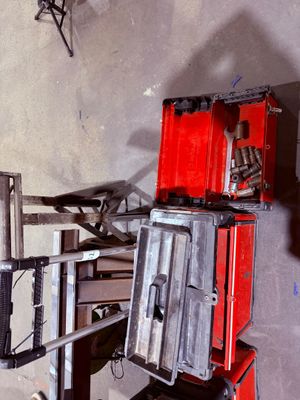 une boîte à outils rouge posée sur une table en métal
