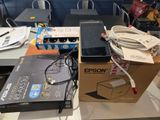 une boîte contenant un téléphone sur une table