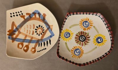 deux assiettes à motifs posées sur une table
