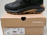 Chaussures de randonnée Merrell pour homme, présentées dans une boîte posée sur une surface blanche