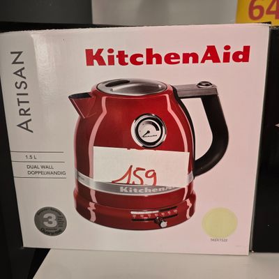 une bouilloire KitchenAid rouge exposée dans un magasin