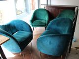 trois chaises qui se trouvent ensemble dans une pièce