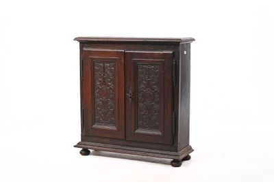 un meuble en bois surmonté d'une porte