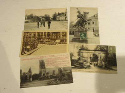 trois vieilles cartes postales représentant des personnes et des bâtiments posées sur une table