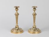 paire de chandeliers anciens en laiton sur fond blanc