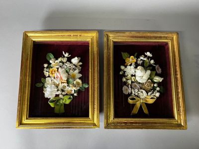 Paire de compositions décoratives figurant des bouquets de f…