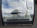 une vitrine en verre dans laquelle se trouve une souris