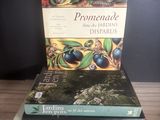 trois livres sont empilés sur une table