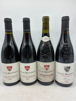 trois bouteilles de vin rouge sont alignées sur une table