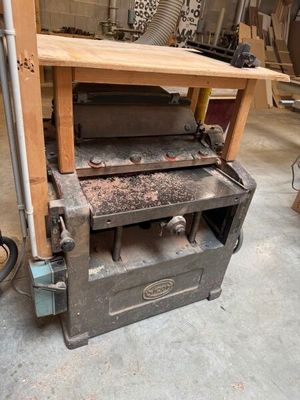une machine posée sur une table dans un garage