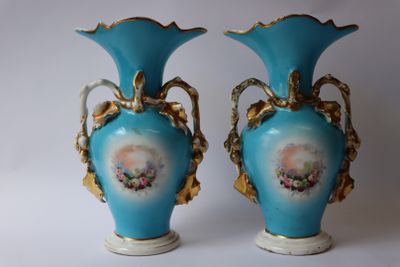 deux vases posés sur une surface blanche