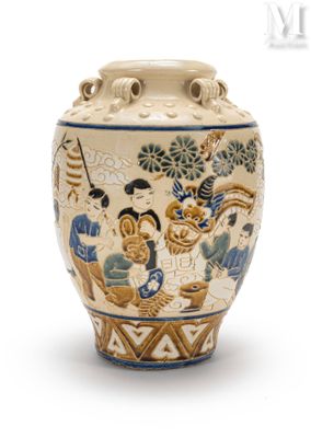 un vase avec un tableau posé sur une table