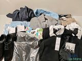 un tas de vêtements et de chaussures posés sur une table