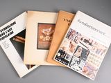 plusieurs livres sont empilés sur une table