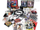 une photo montrant une collection de films et de DVD posés sur une table