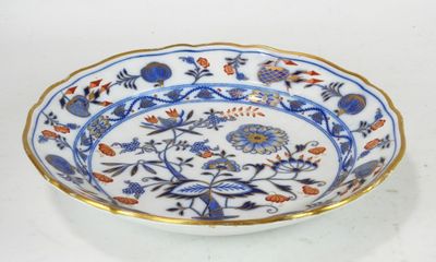 Gros plan sur une assiette bleue et blanche ornée de fleurs