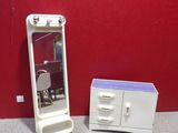 une petite commode blanche et un miroir dans une pièce