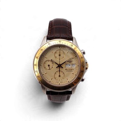 une montre posée sur une surface blanche
