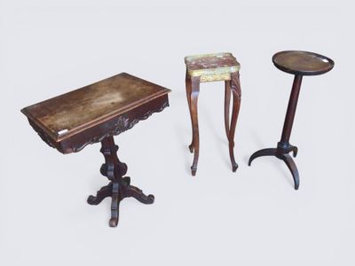 Réunion de trois tables et guéridons en bois sombre d'époque…
