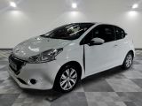une photo d'une voiture blanche dans un showroom