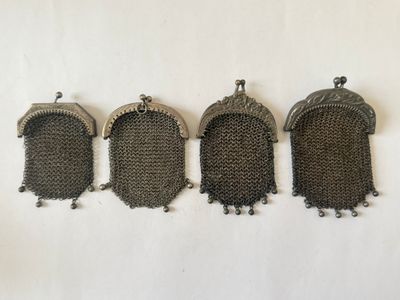trois sacs à main anciens en maille métallique argentée sur fond blanc