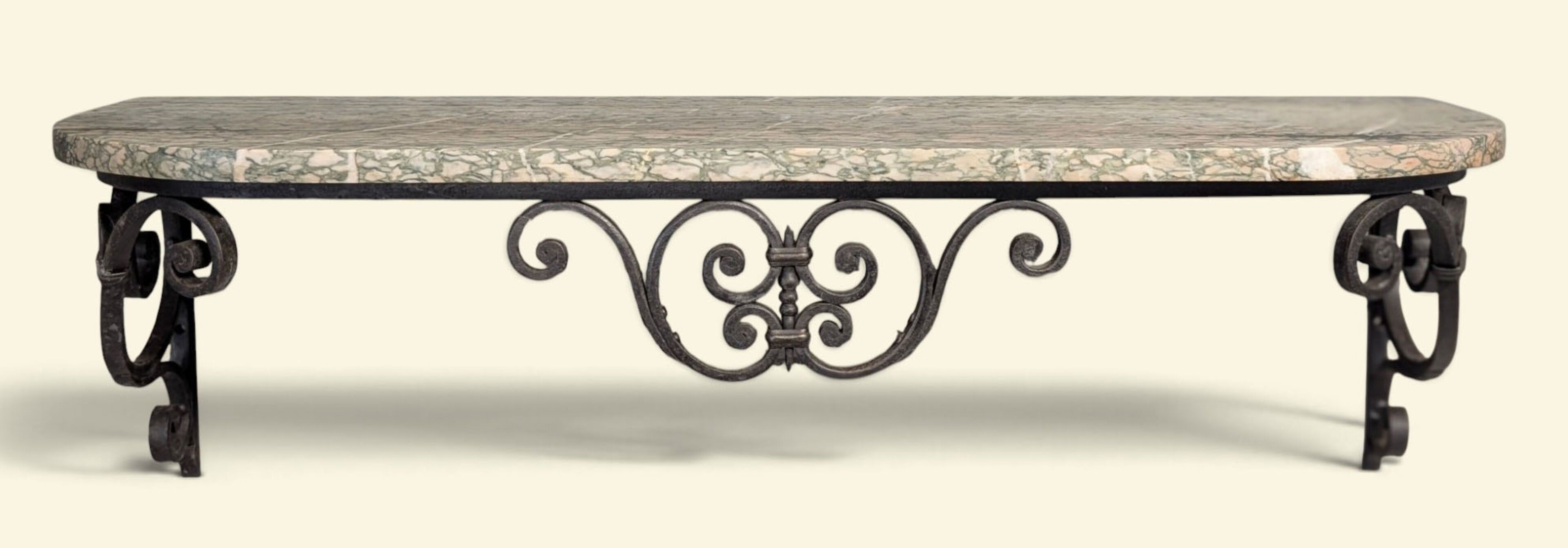 Étagère d'applique de section demi-lune en fer forgé à décor…