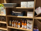 un garde-manger avec beaucoup de nourriture sur les étagères